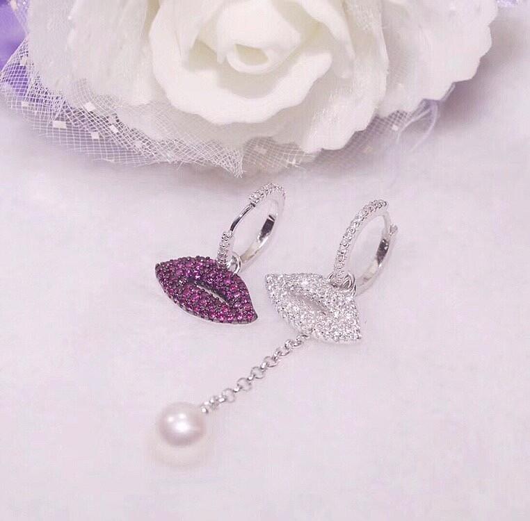 Brinco Assimétrico Lábios Cravejados com Pérola