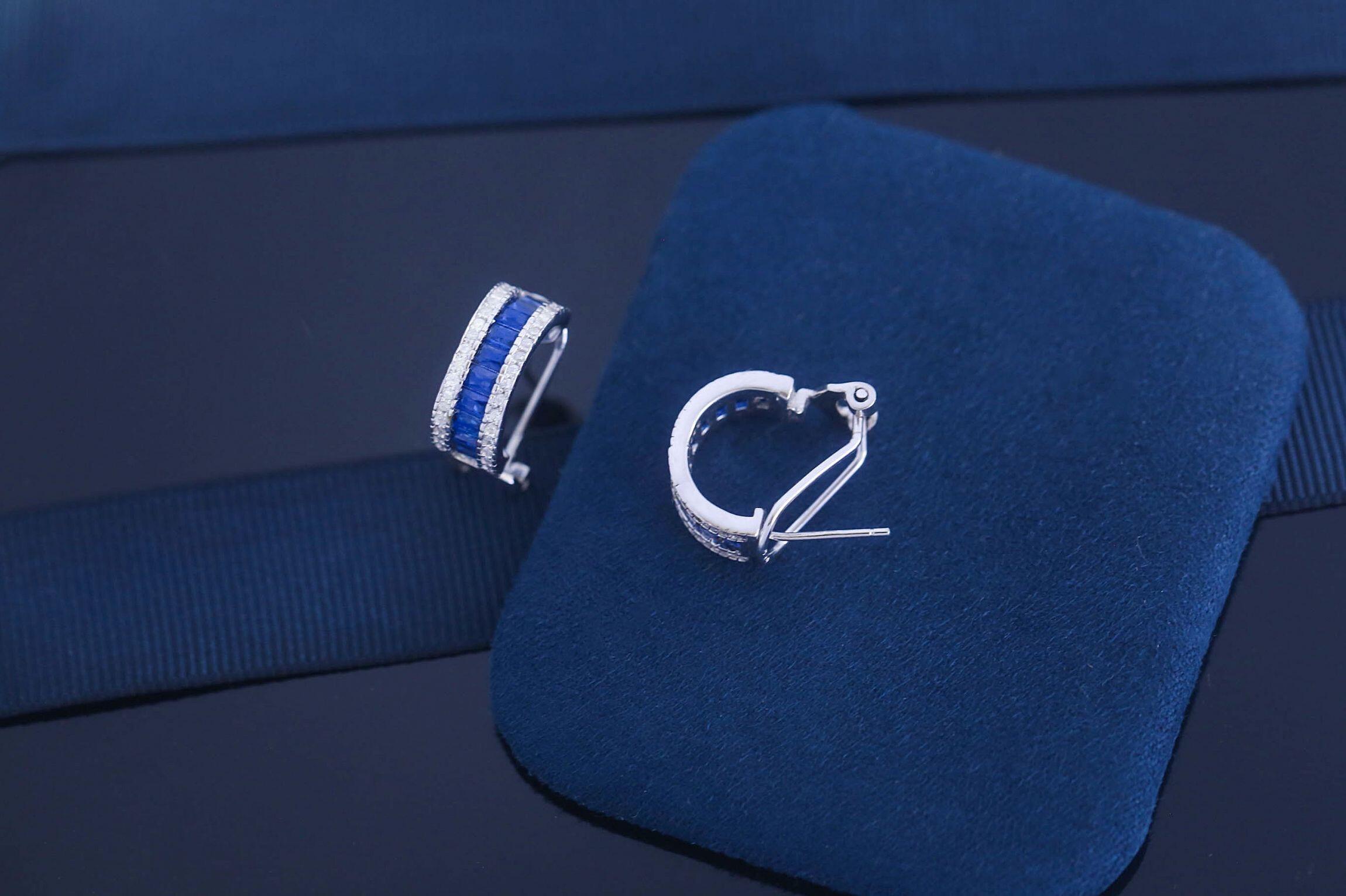 Brinco Meia-Argola com Zircônias Baguete Coloridas