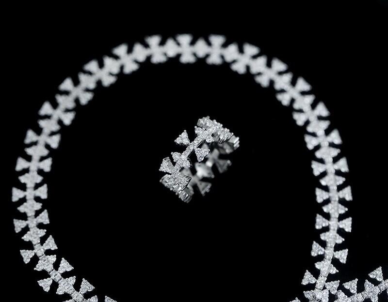 Colar Choker Triângulos Cravejados