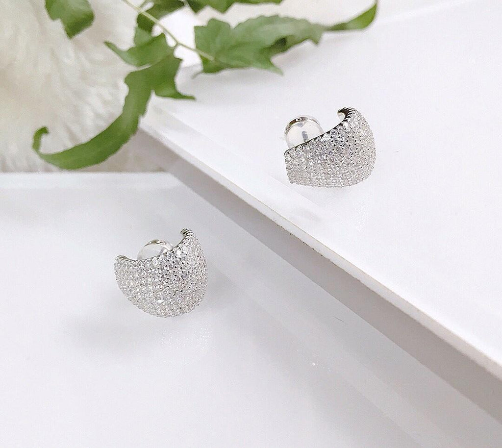 Brinco Meia-Argola Assimétrica Micro Cravação