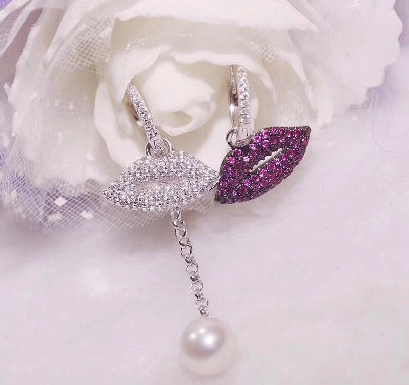 Brinco Assimétrico Lábios Cravejados com Pérola