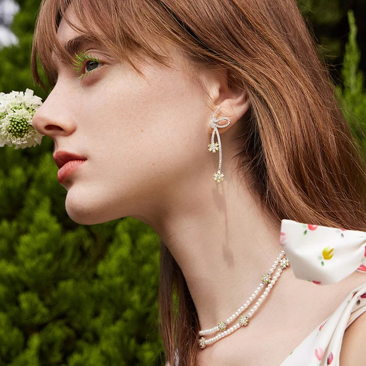 Brinco Laço com Flores em Zircônias