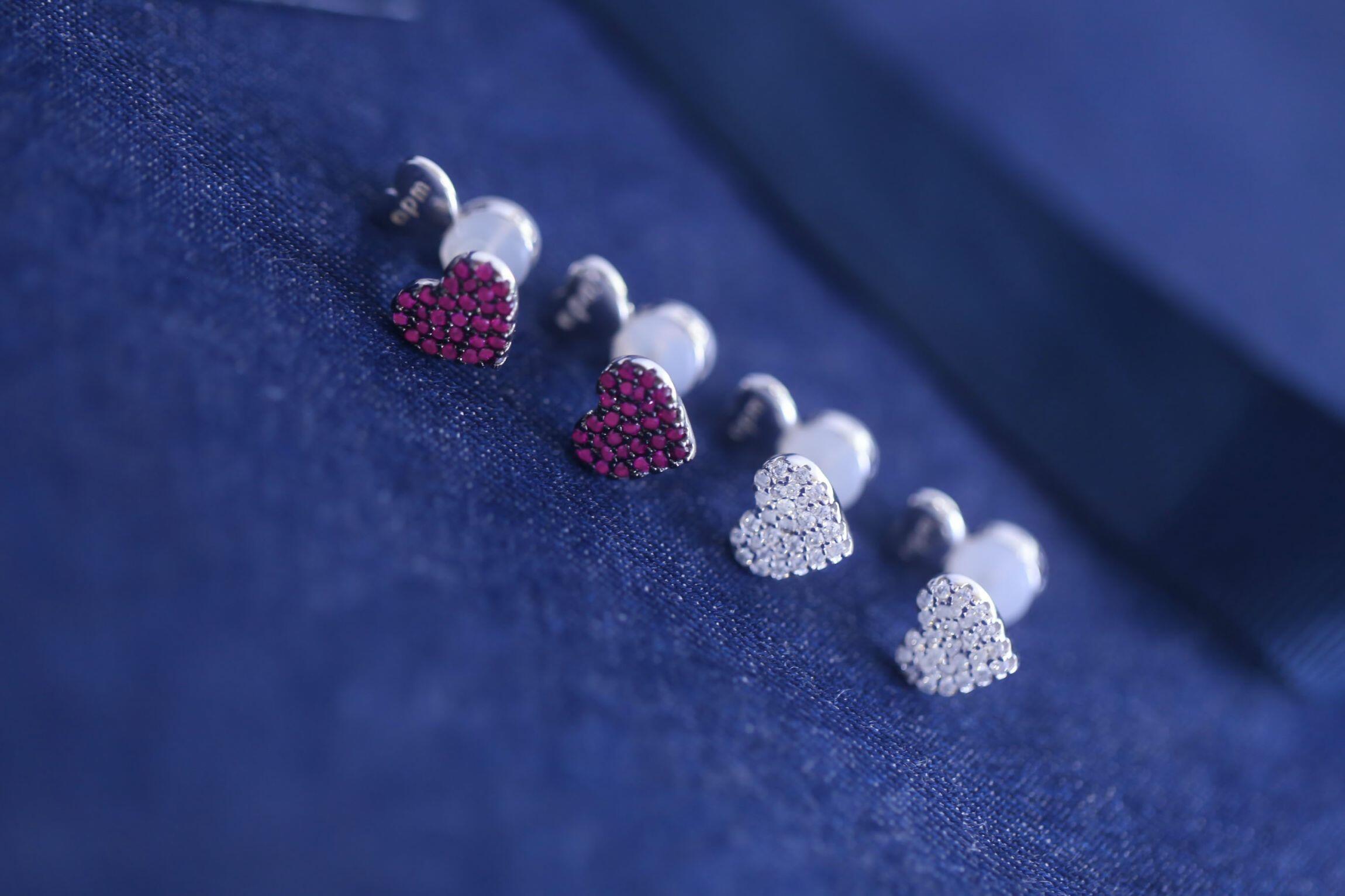 Brinco Coração Mini Cravejado