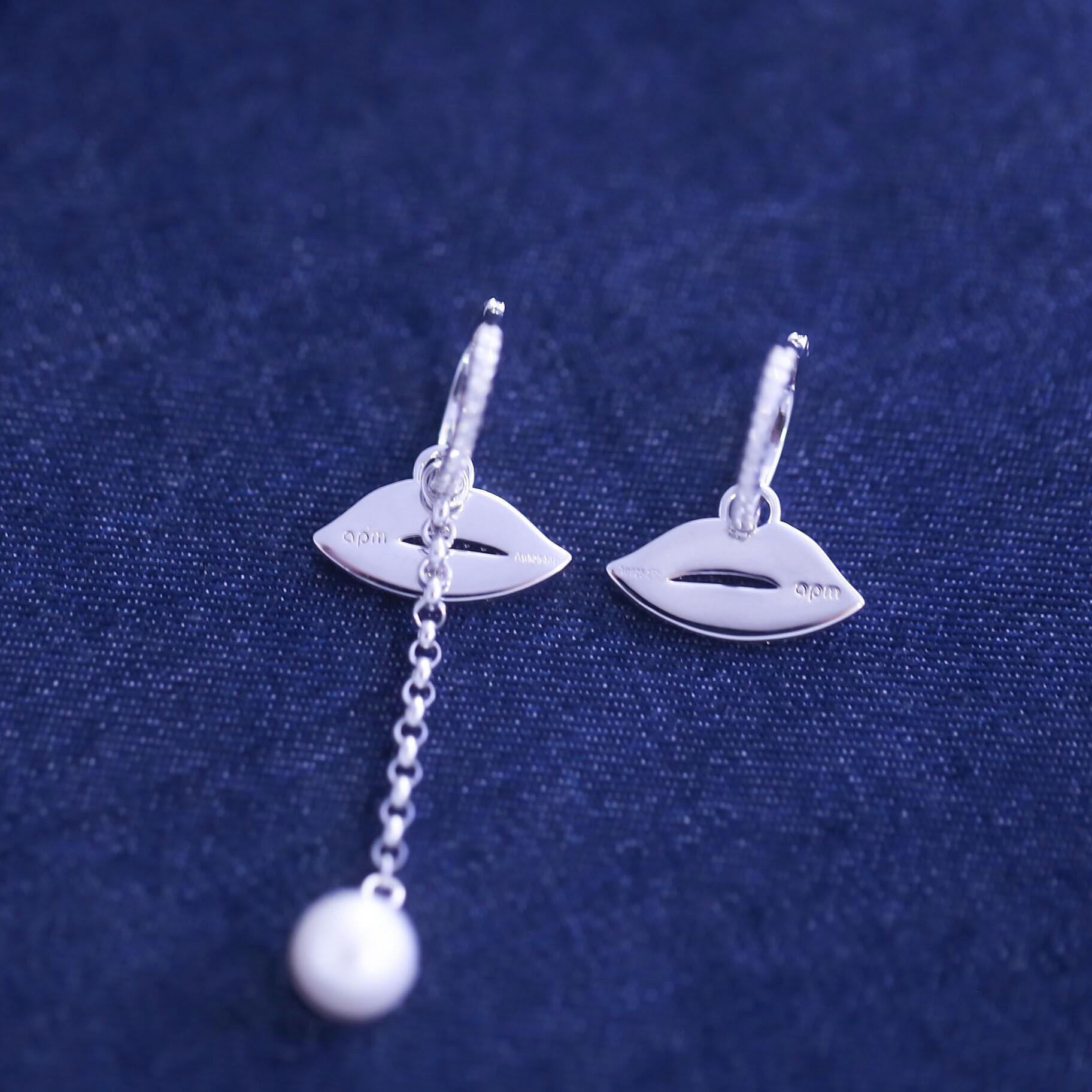 Brinco Assimétrico Lábios Cravejados com Pérola