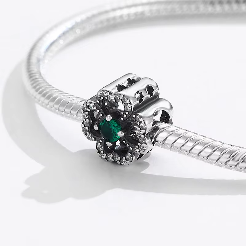 Berloque Trevo Cravejado com Zircônia Verde