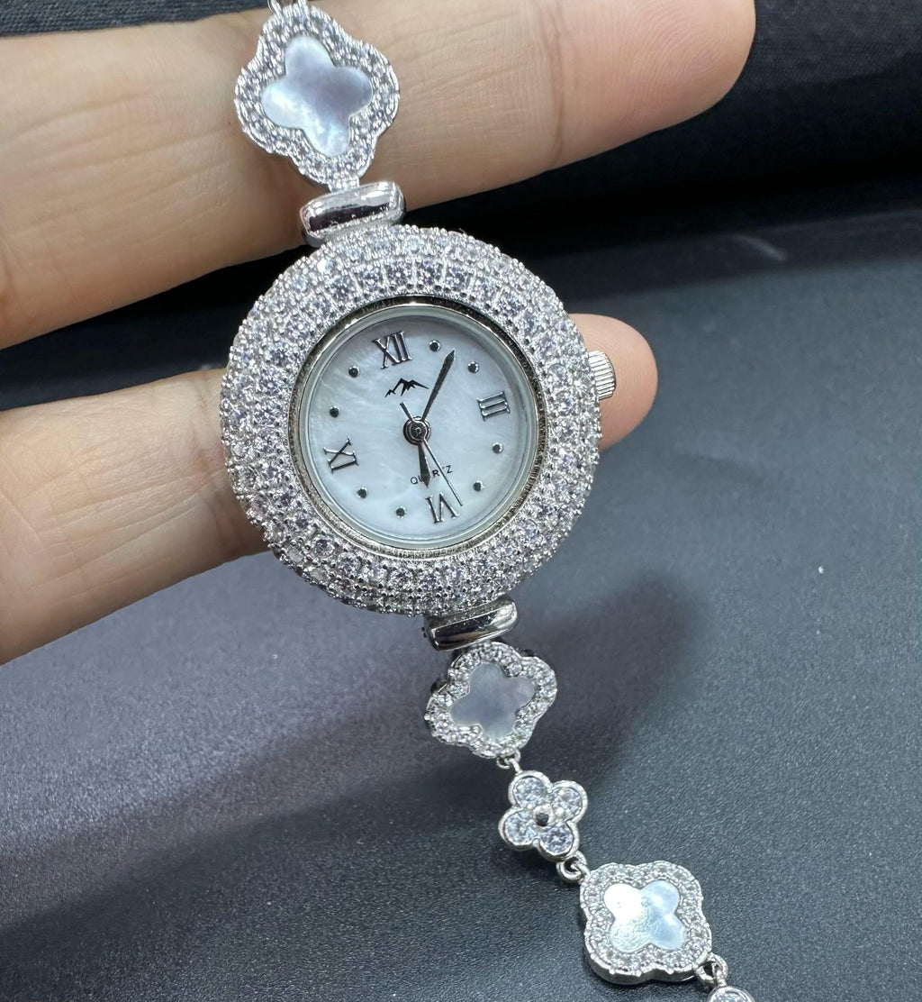 Relógio Trevo Cravejado com Madrepérola