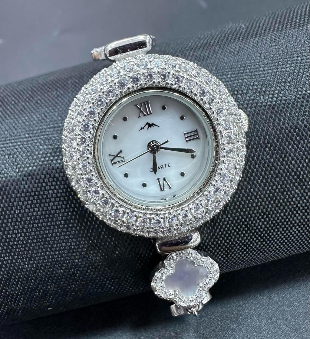 Relógio Trevo Cravejado com Madrepérola