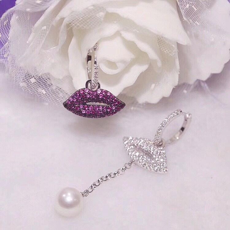 Brinco Assimétrico Lábios Cravejados com Pérola