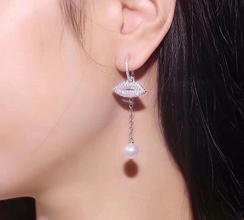 Brinco Assimétrico Lábios Cravejados com Pérola