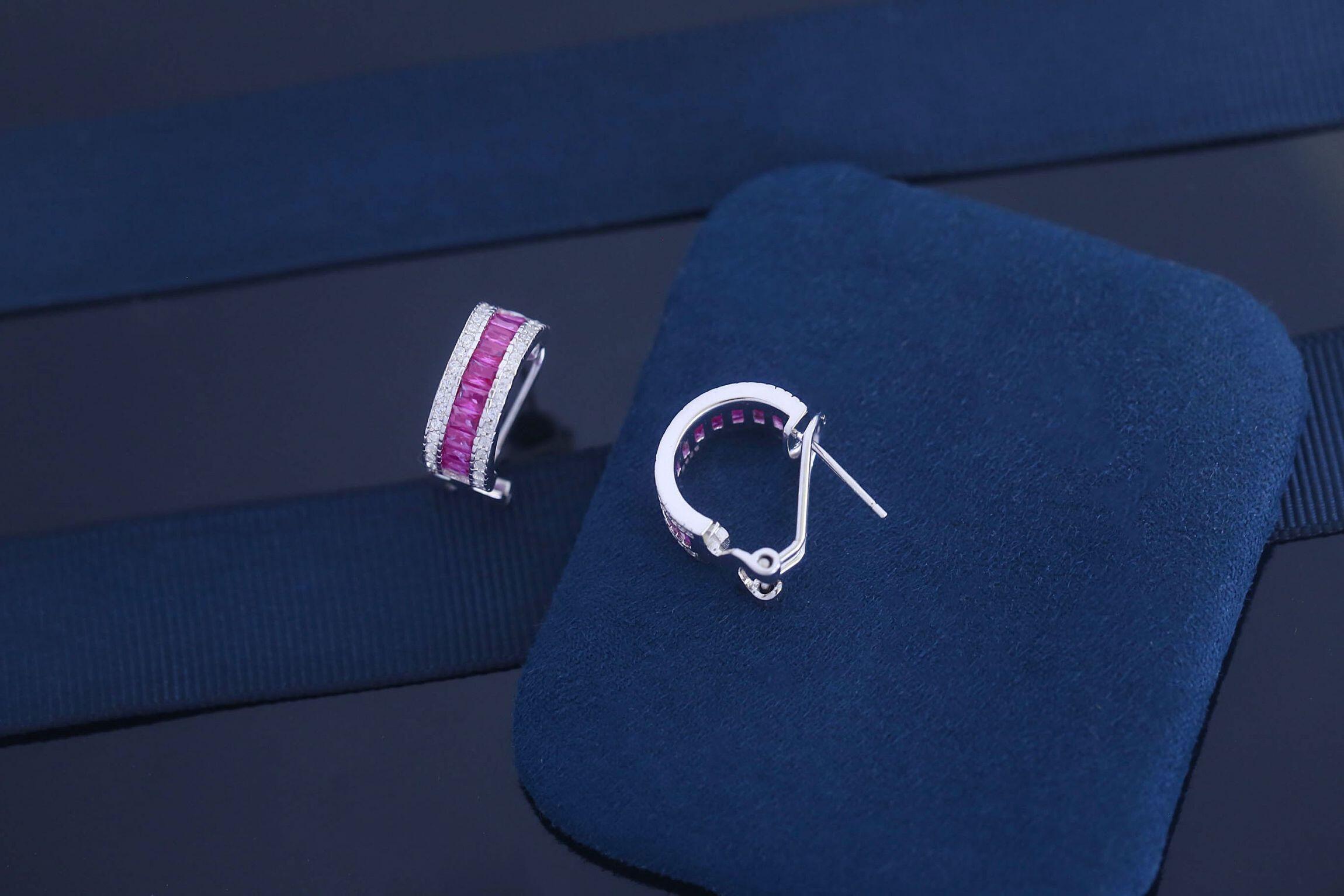 Brinco Meia-Argola com Zircônias Baguete Coloridas