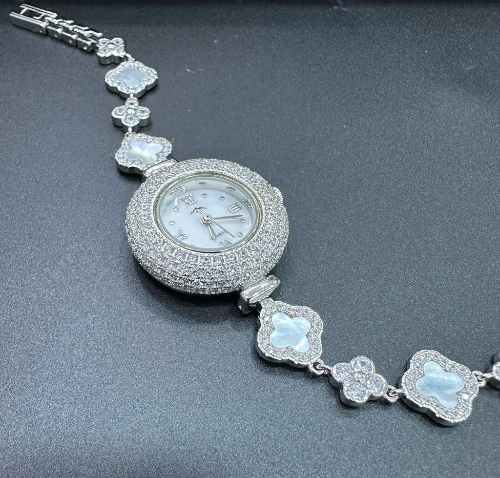 Relógio Trevo Cravejado com Madrepérola