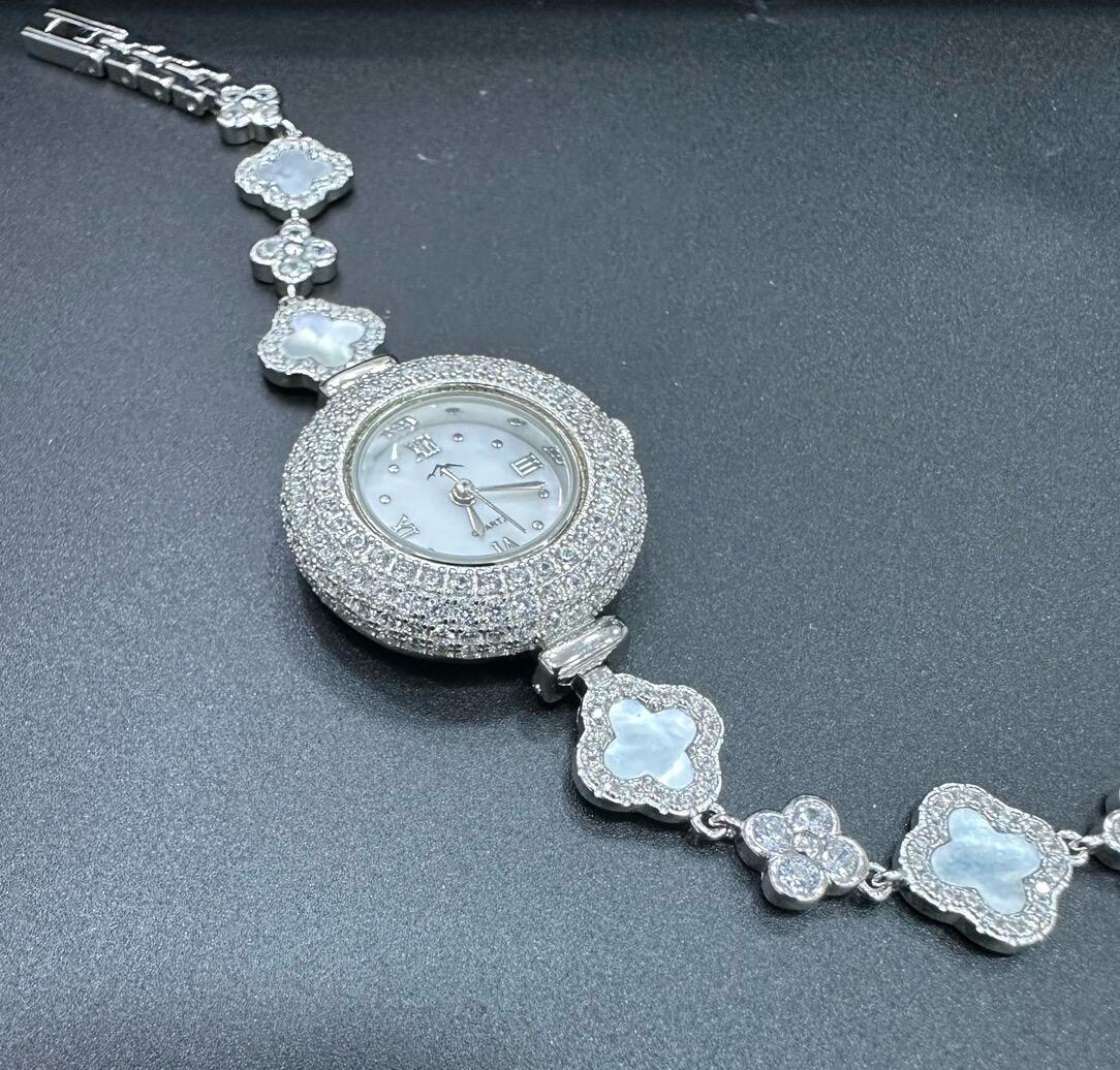 Relógio Trevo Cravejado com Madrepérola