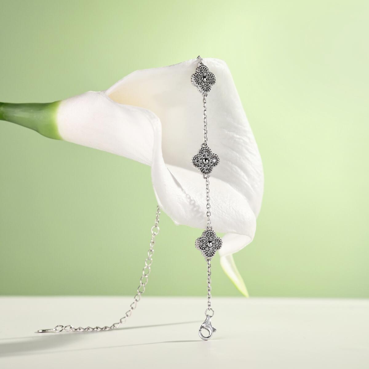 Pulseira Trevo Texturizado Cravejado