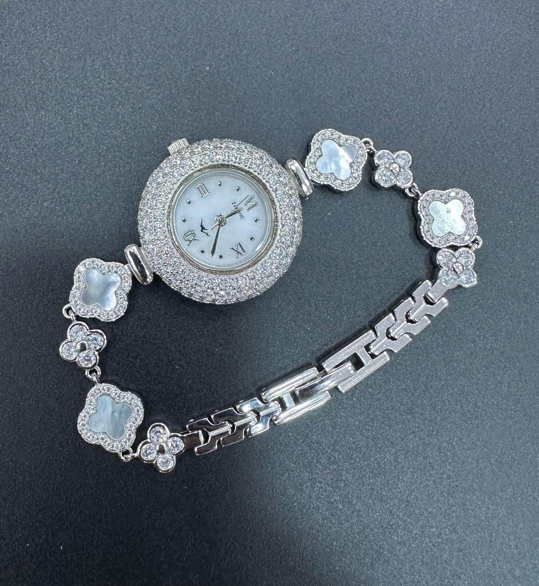 Relógio Trevo Cravejado com Madrepérola