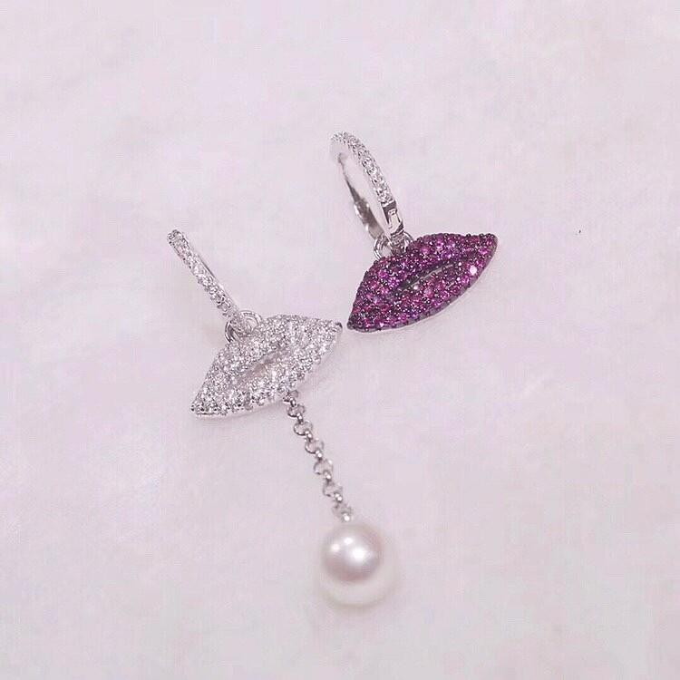 Brinco Assimétrico Lábios Cravejados com Pérola