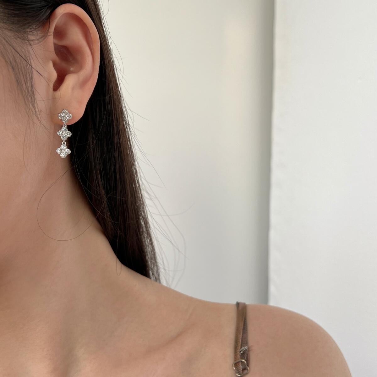 Brinco Triplo Clover Cravejado