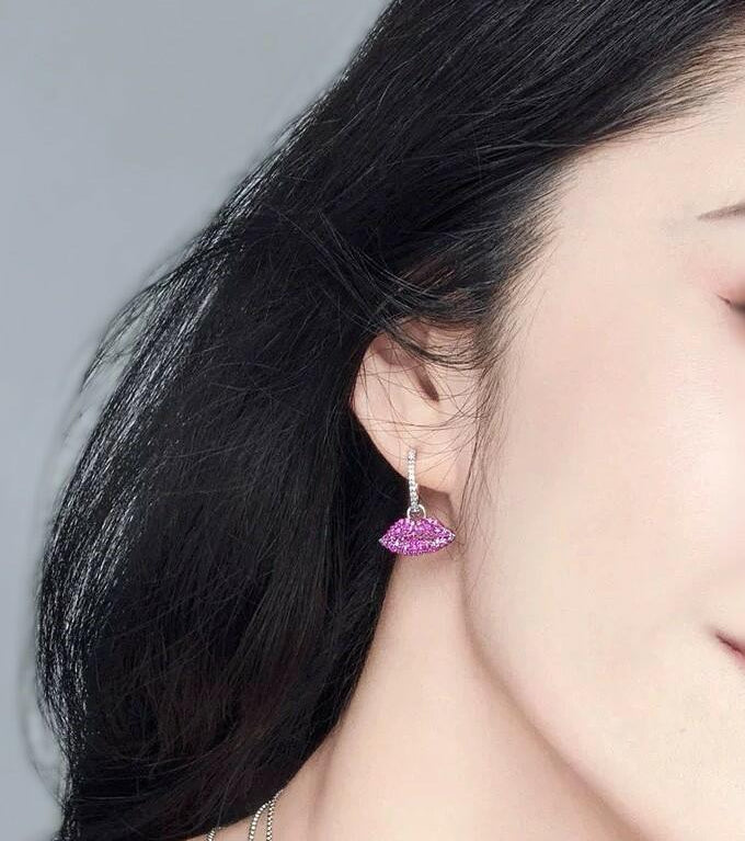 Brinco Assimétrico Lábios Cravejados com Pérola