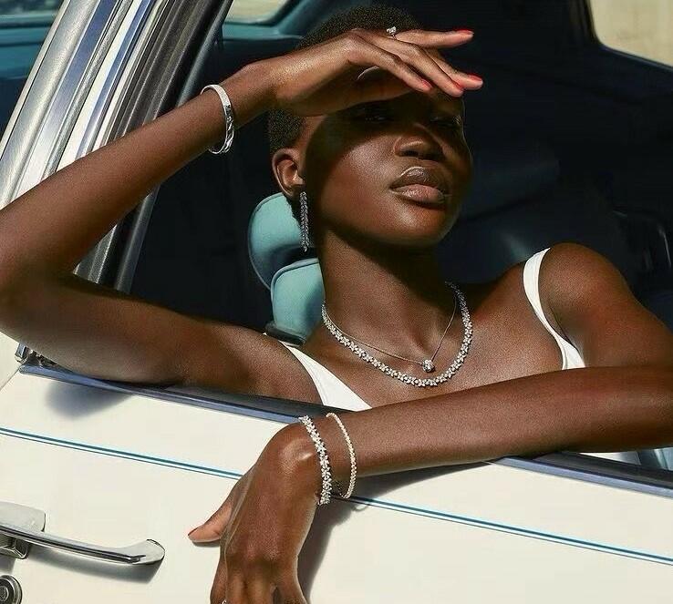 Colar Choker Flores Cravejadas