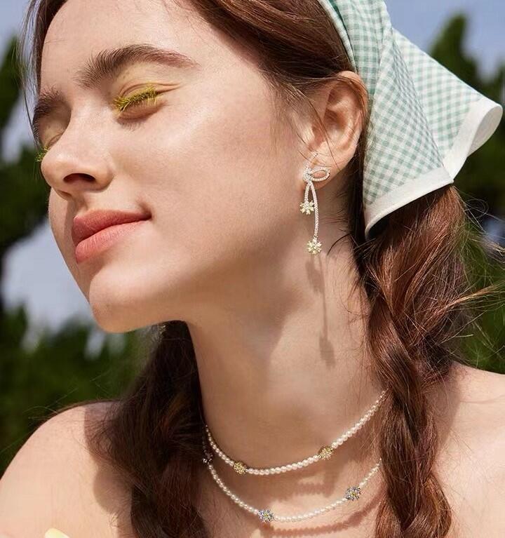 Brinco Laço com Flores em Zircônias