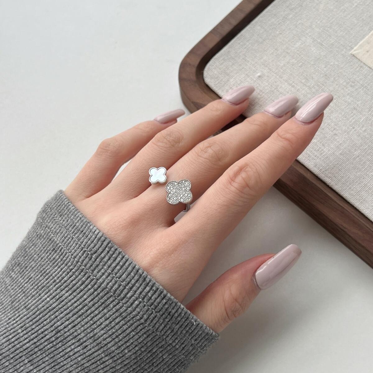 Anel Duo Trevo Madrepérola e Zircônias