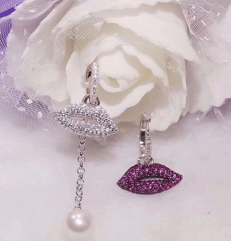 Brinco Assimétrico Lábios Cravejados com Pérola