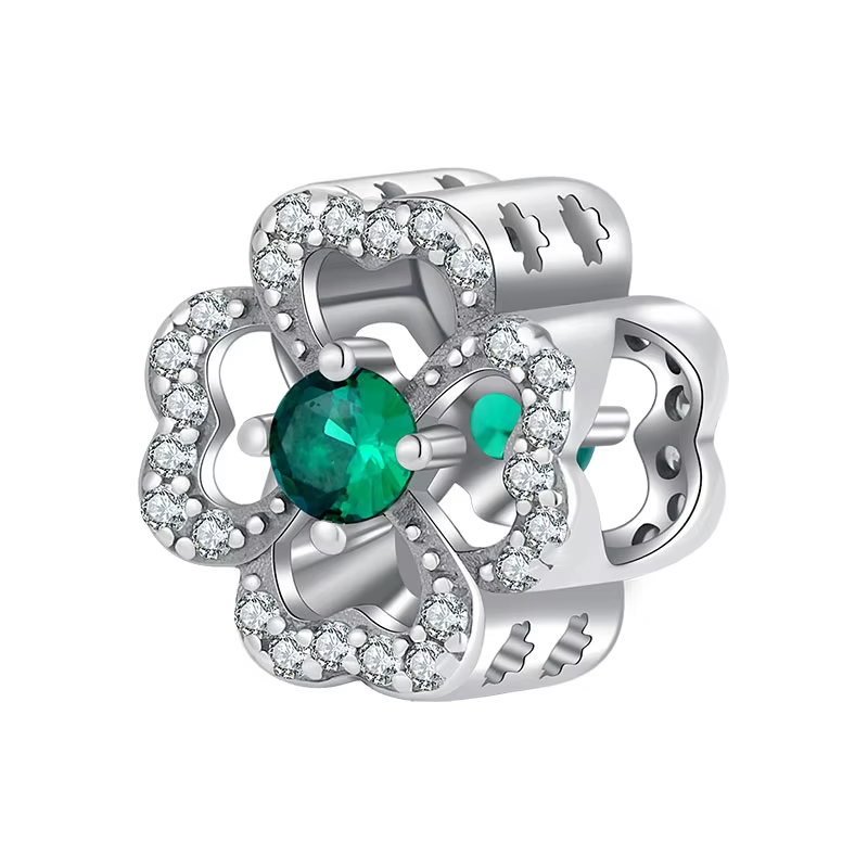 Berloque Trevo Cravejado com Zircônia Verde