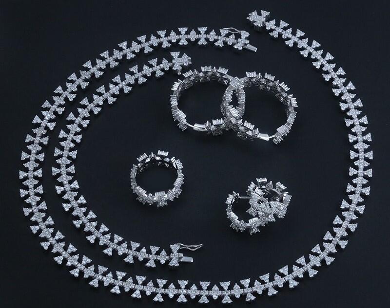 Colar Choker Triângulos Cravejados