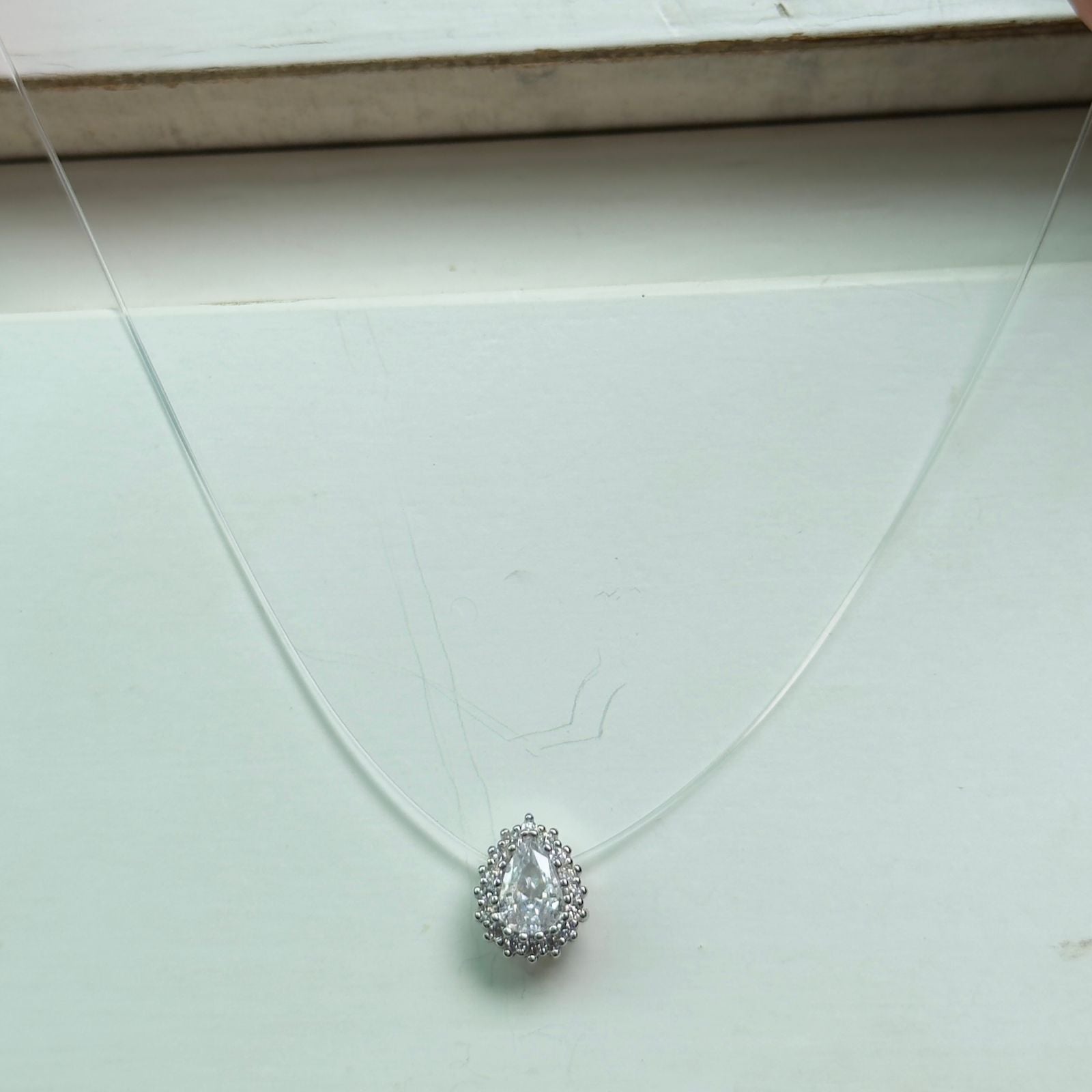 Colar Gota Branca Cravejada