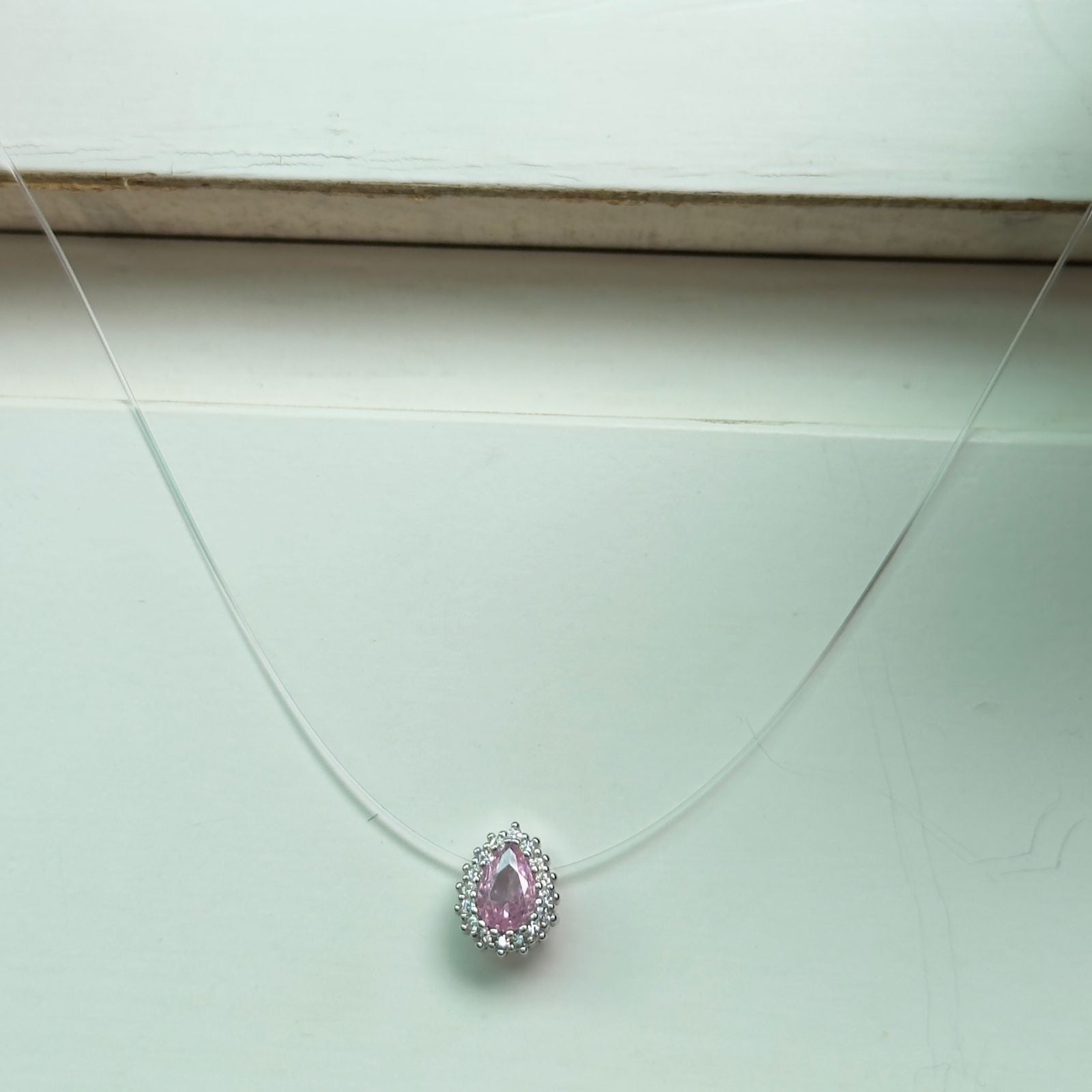 Colar Gota Rosa Flutuante