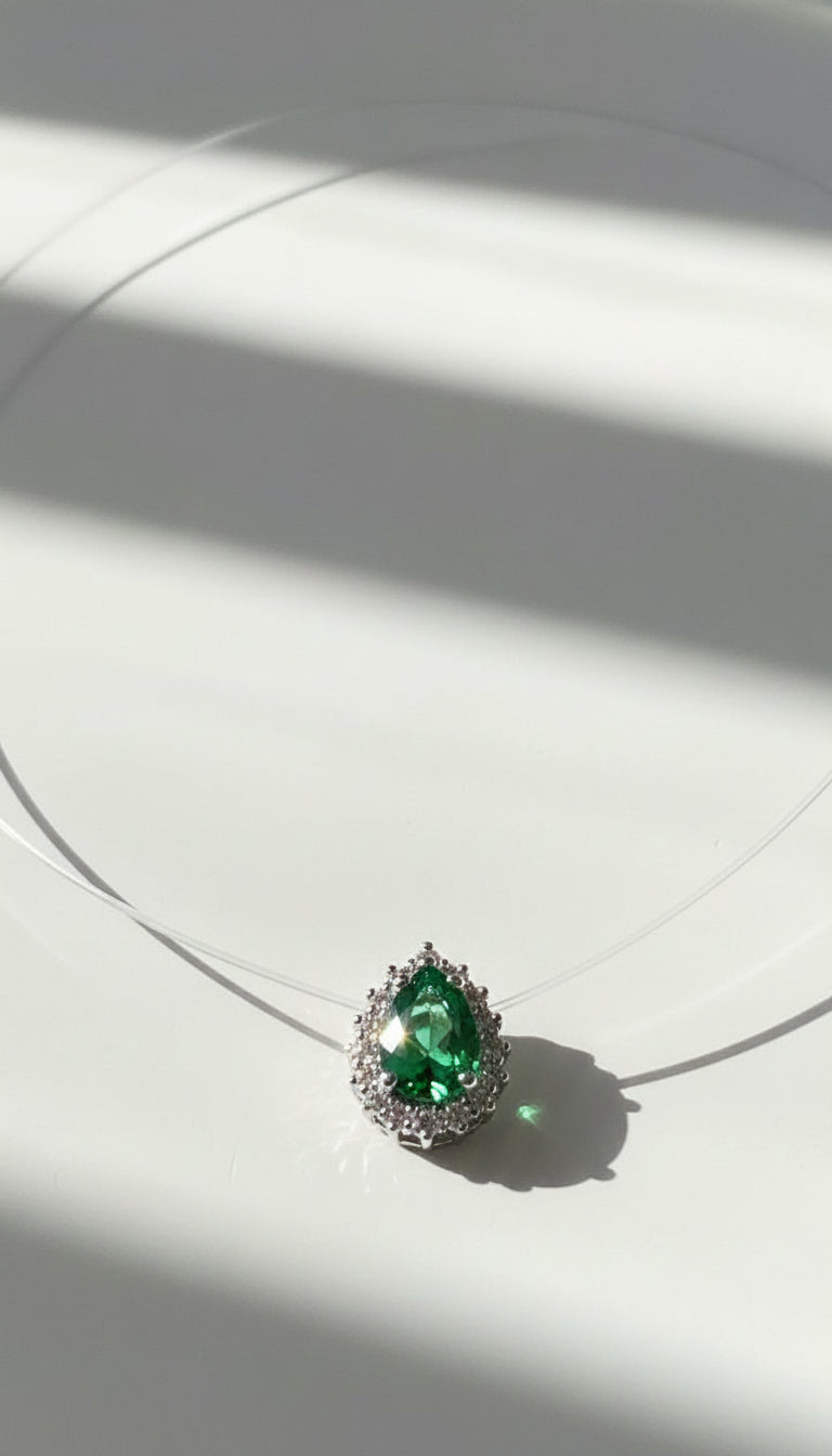 Colar Gota Esmeralda Flutuante