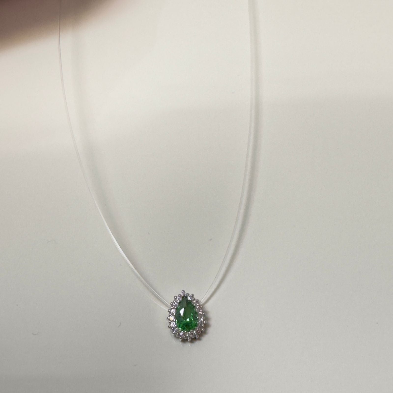 Colar Gota Esmeralda Flutuante