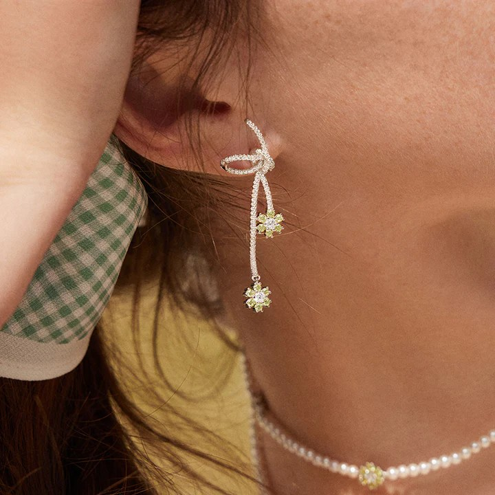 Brinco Laço com Flores em Zircônias