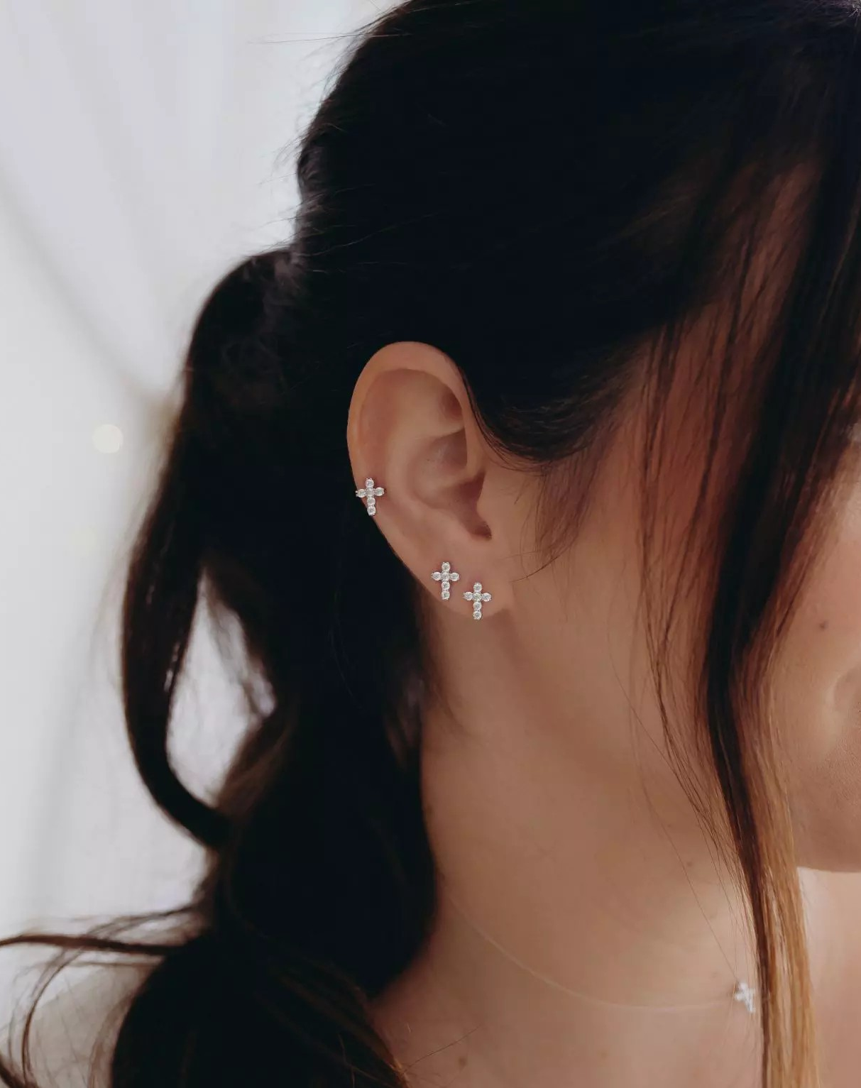 Brinco Mini Cruz Cravejada