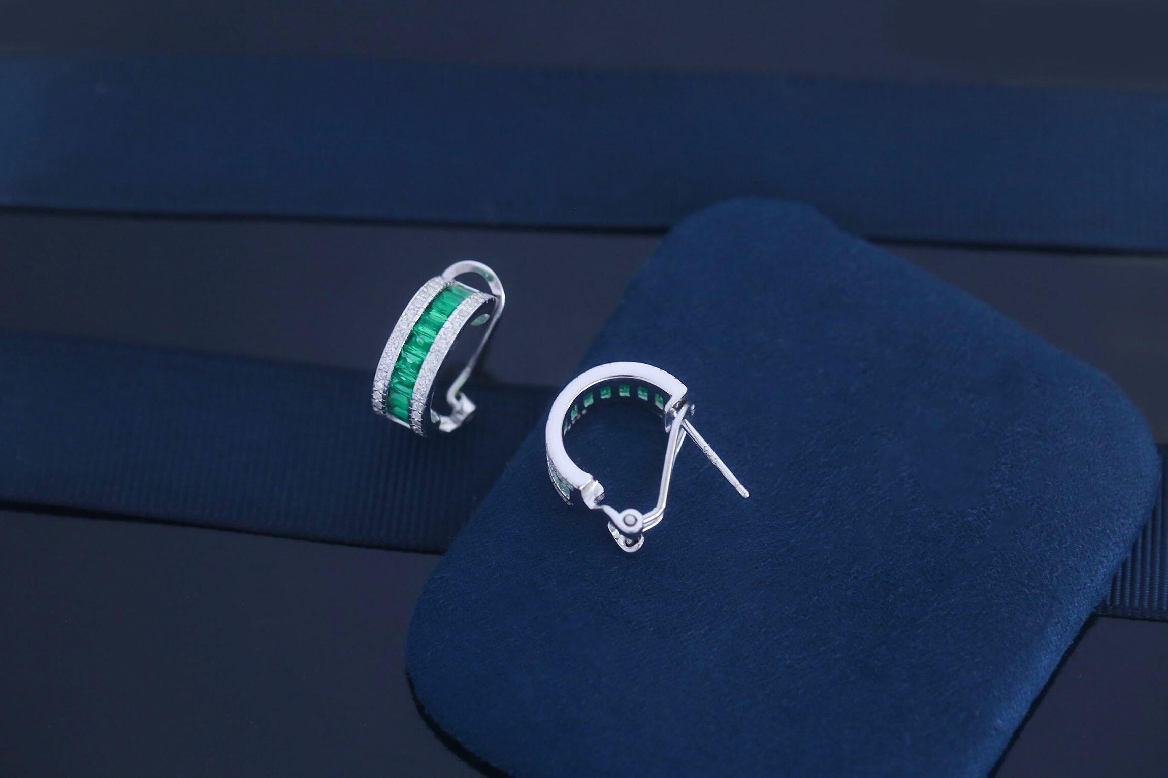 Brinco Meia-Argola com Zircônias Baguete Coloridas