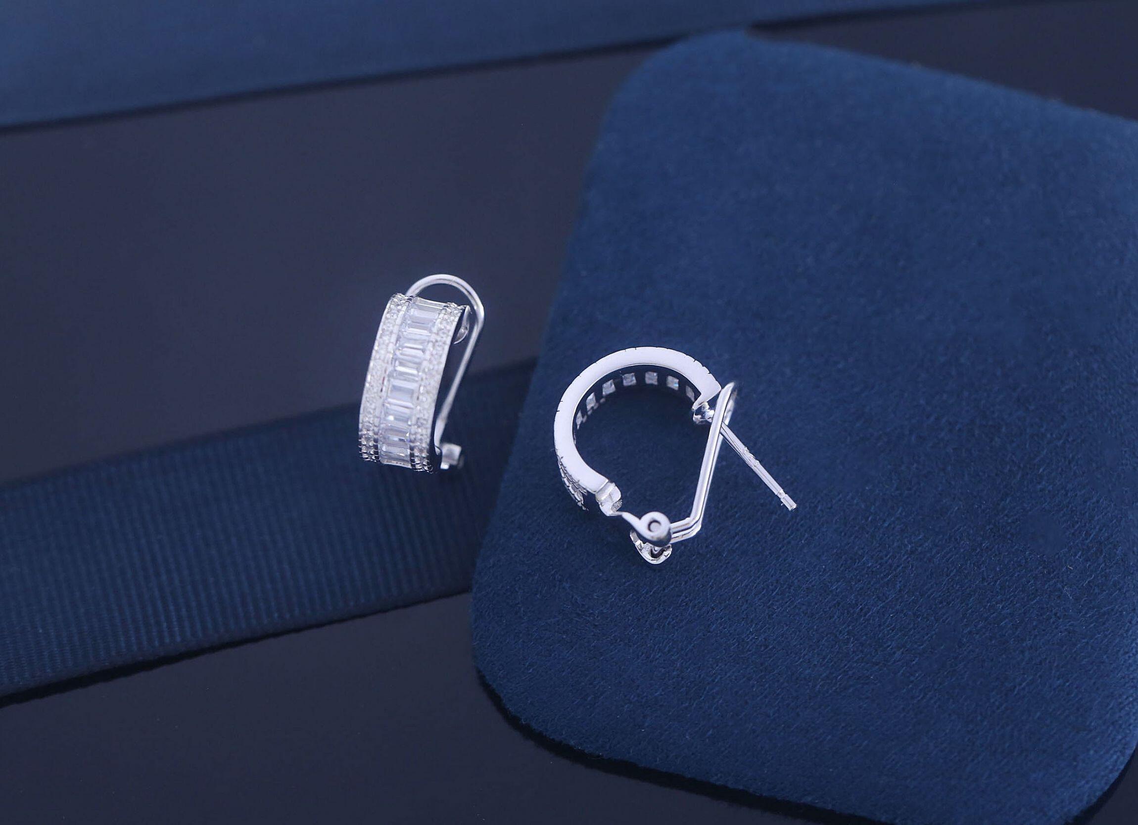 Brinco Meia-Argola com Zircônias Baguete Coloridas