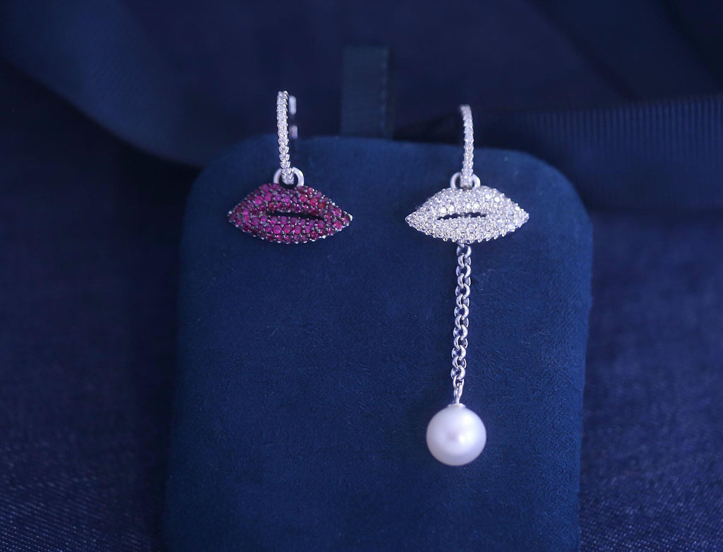 Brinco Assimétrico Lábios Cravejados com Pérola