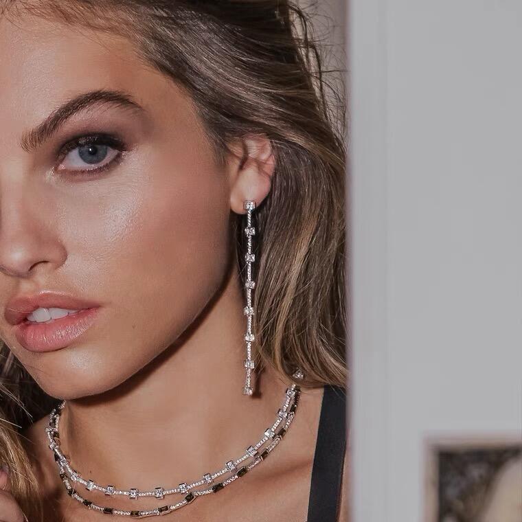 Brinco Longo Zircônias Quadradas Elegance