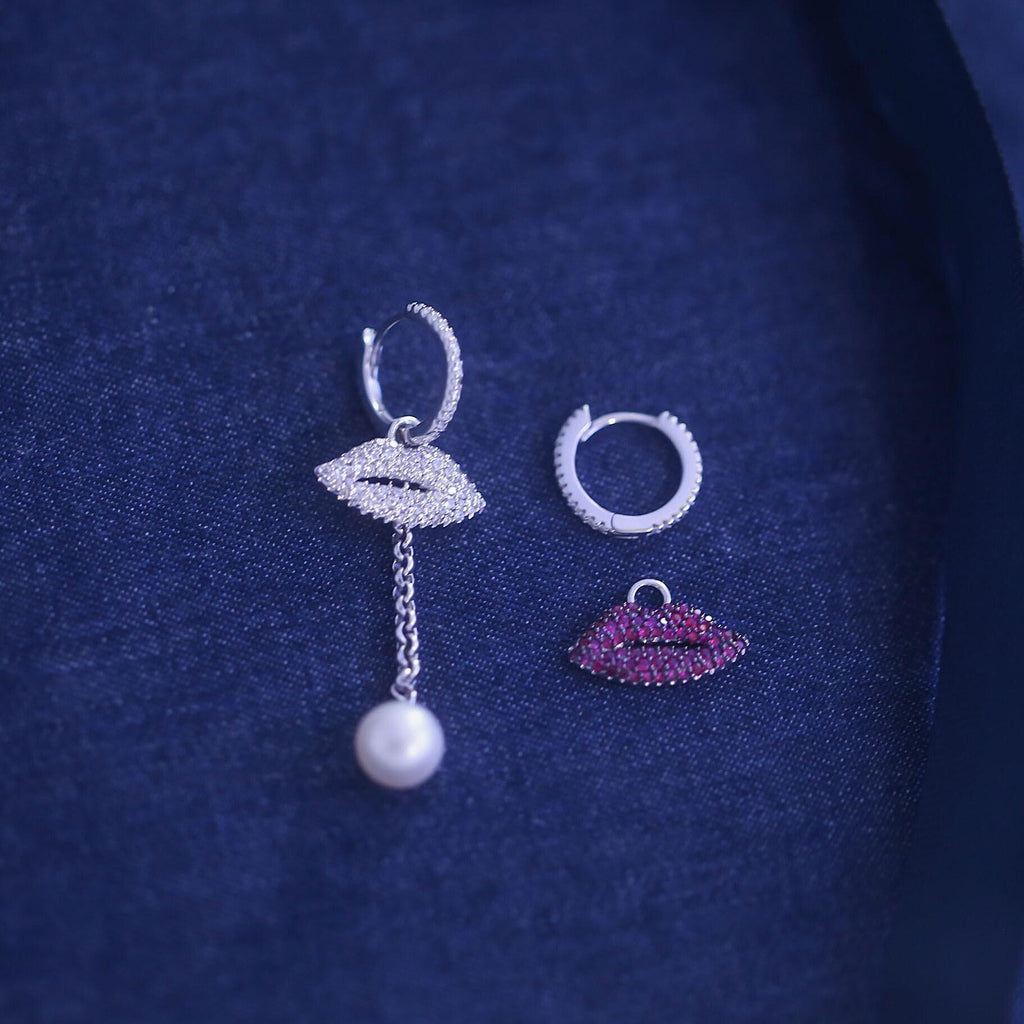 Brinco Assimétrico Lábios Cravejados com Pérola