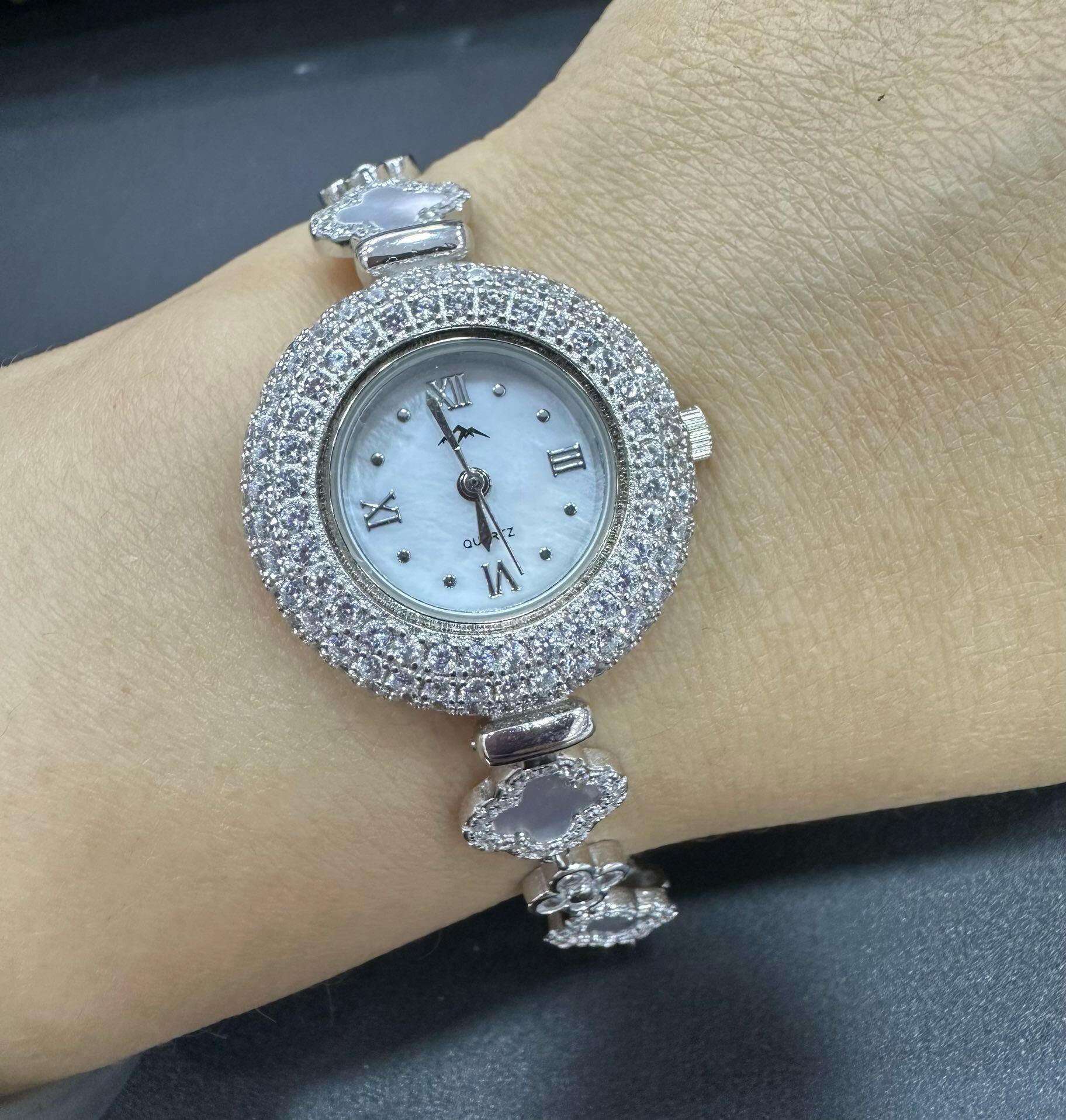 Relógio Trevo Cravejado com Madrepérola