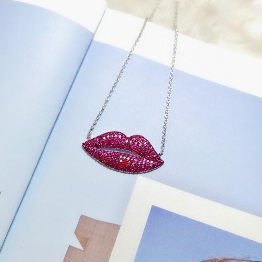 Colar Boca com Corações e Zircônias Rosas