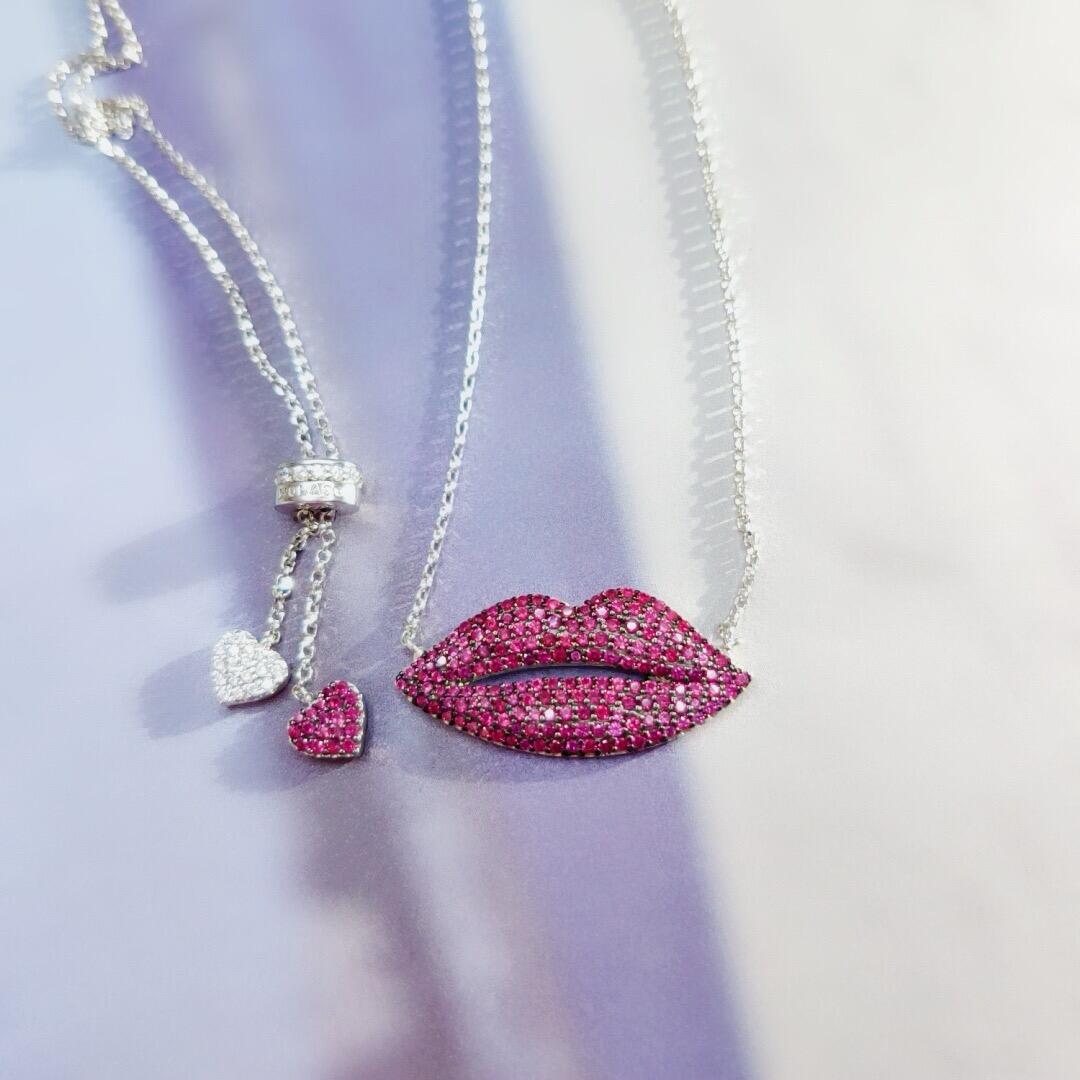 Colar Boca com Corações e Zircônias Rosas