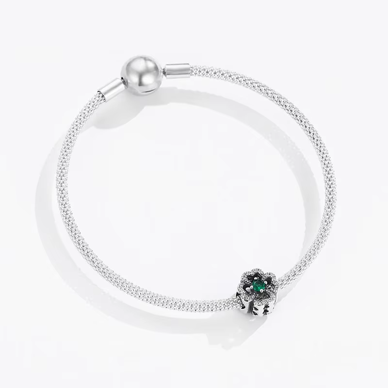 Berloque Trevo Cravejado com Zircônia Verde