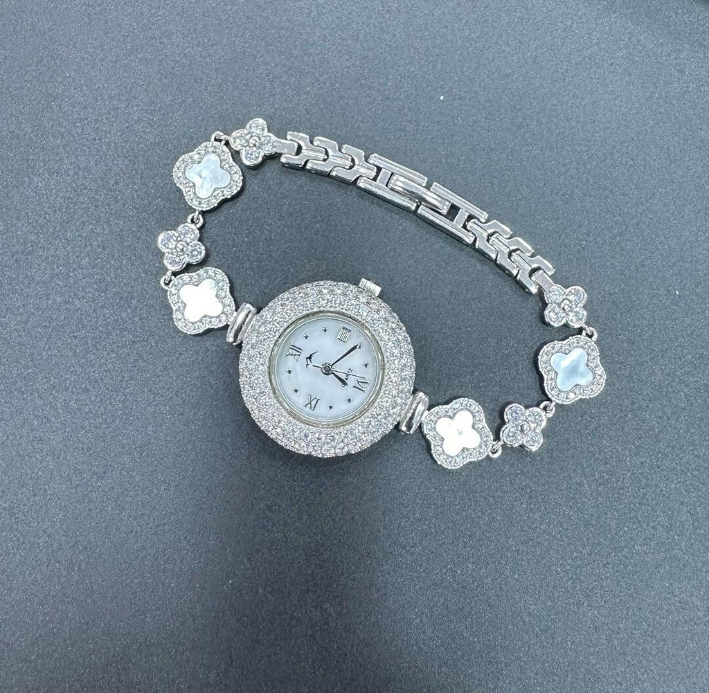 Relógio Trevo Cravejado com Madrepérola