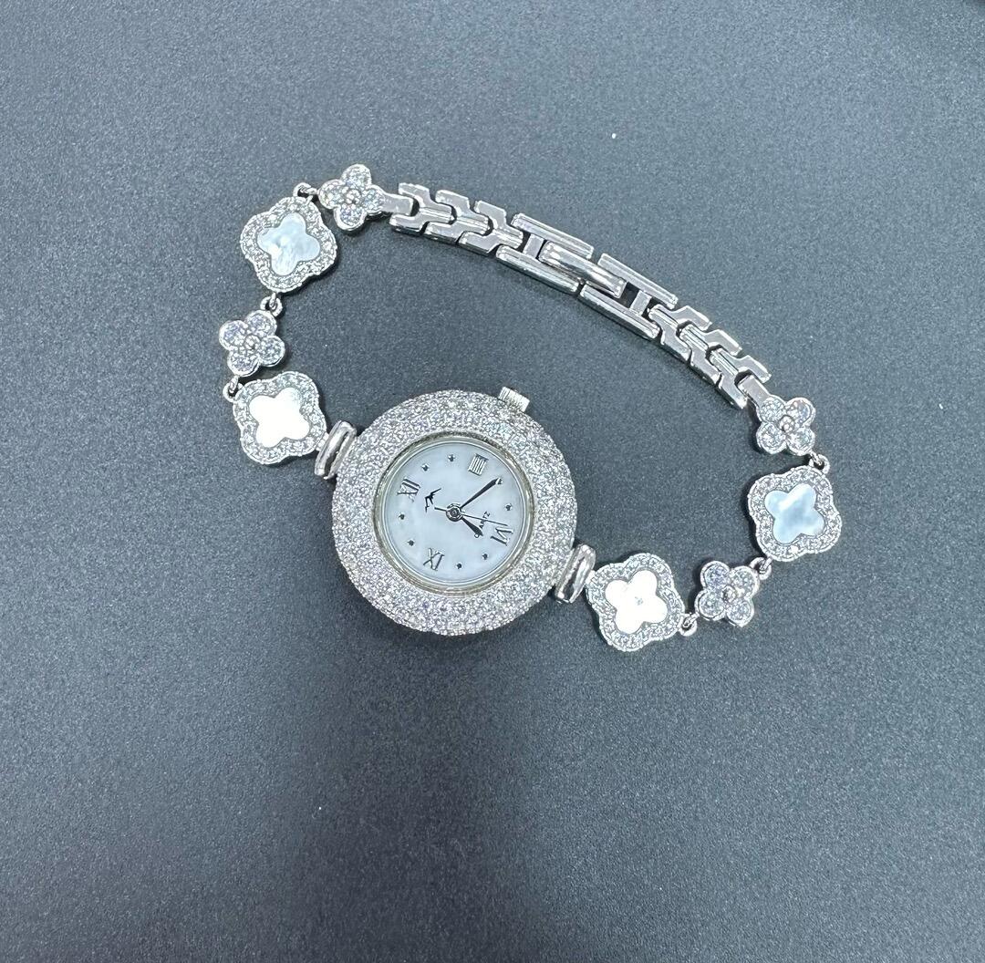 Relógio Trevo Cravejado com Madrepérola