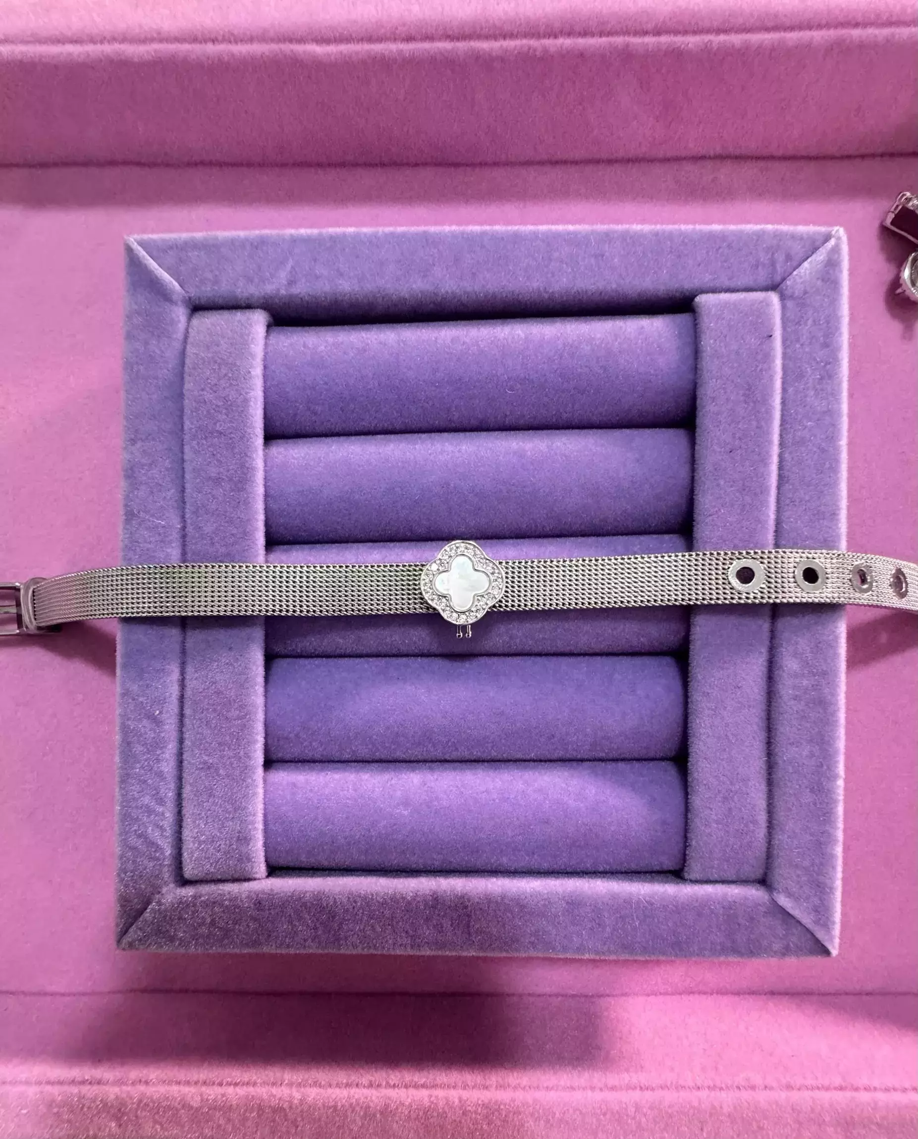 Charm Trevo Madrepérola Brilhante